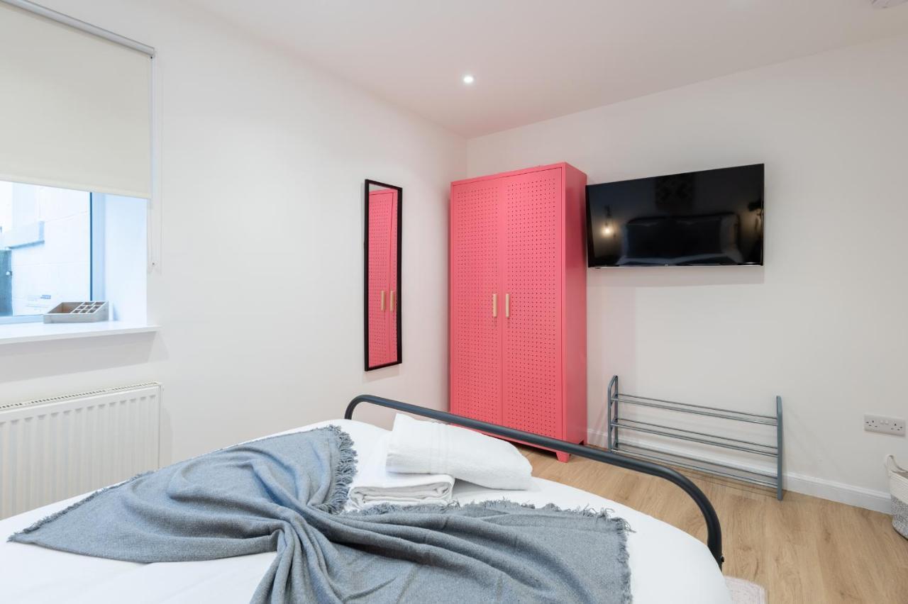 The Pinkish House - 4 Bed Home In The Town Centre 布莱尔高里 外观 照片